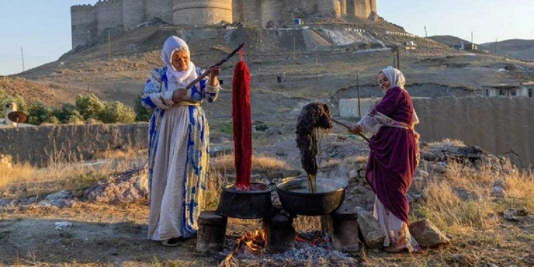 Katır sırtından dokuma tezgahına döviz gibi işleyen sistem! Vanlı kadınların elinde tek tek işleniyor 5